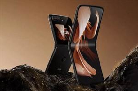 ثلاث مميزات تجعل هاتف Motorola RAZR Flip أفضل من هاتف Samsung Galaxy Flip