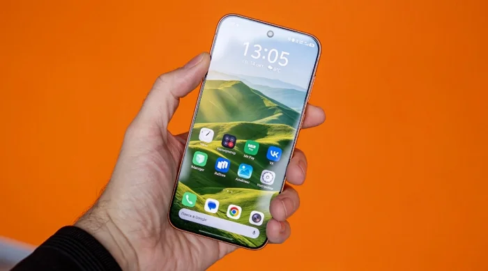 الواجهة الأمامية لهاتف vivo X500 Pro أثناء التشغيل مع عرض الشاشة الرئيسية وفتحة الكاميرا الأمامية