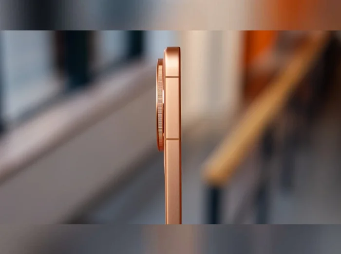 المنظر الجانبي لهاتف vivo X500 Pro مع ظهور بروز وحدة الكاميرا الخلفية